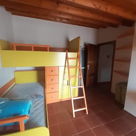 4b Komuna Parisit Apartment