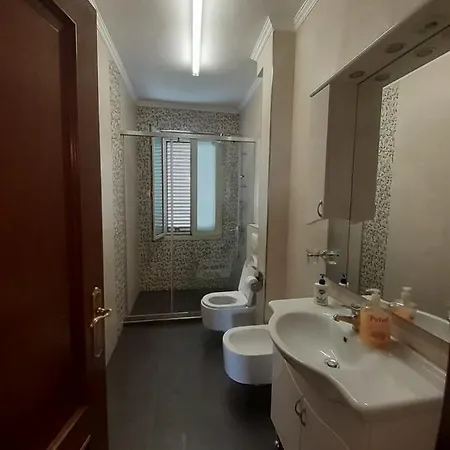 4b Komuna Parisit Apartment